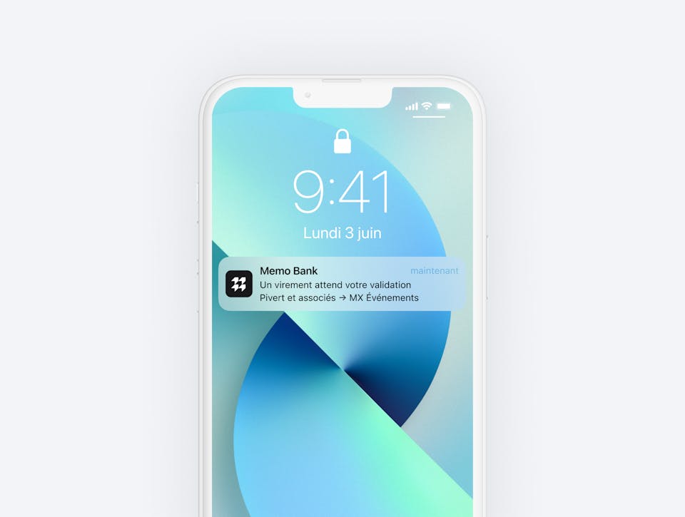 Notification d'un virement attendant une validation sur l'écran d'accueil d'un iPhone 13 pro max.